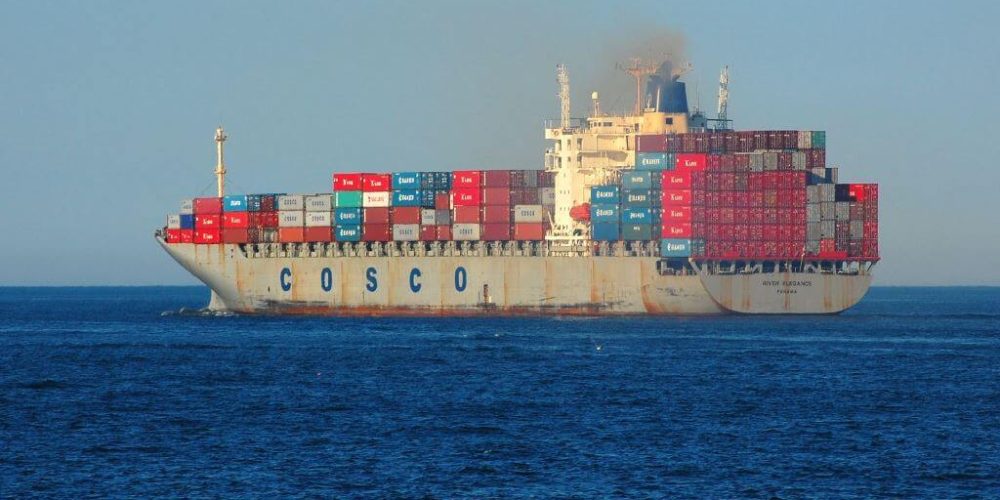 What are the factors to consider when selecting a freight forwarding service?